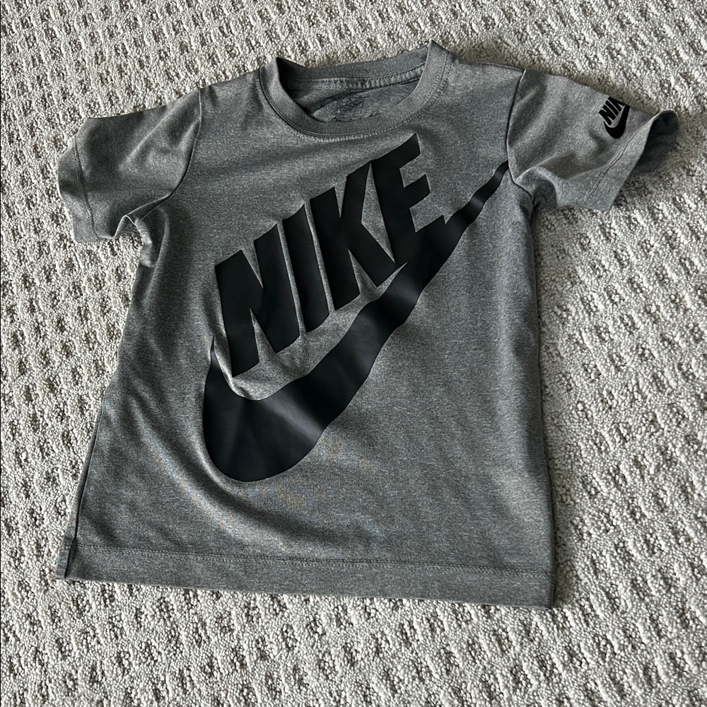 Nike Kids Black and Gray Short Sleeve Tee